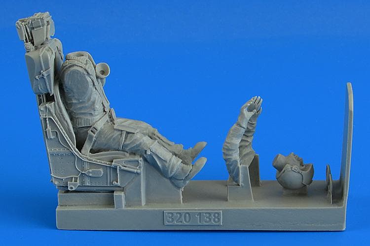 Modern German Luftwaffe Fighter Pilot With Ejection Seat - F-104 G/S (M.B.Gq-7aej.Seat) [Italeri]