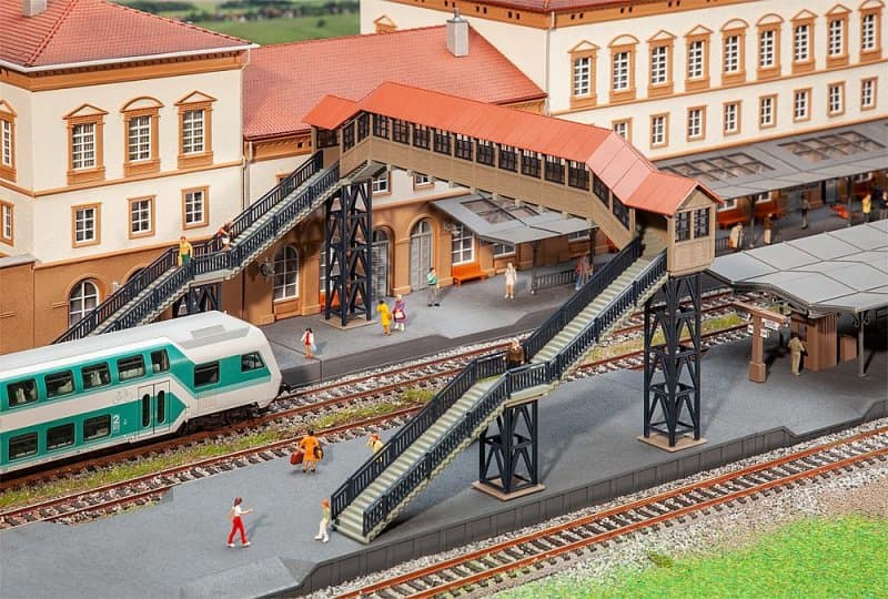 Fußgängerbrücke Mit Überdachung
