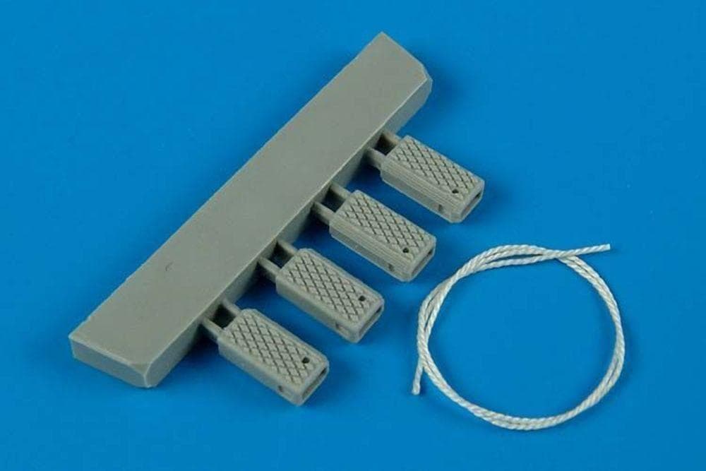 Universal Navy Wheel Chock W. Nylon Rope