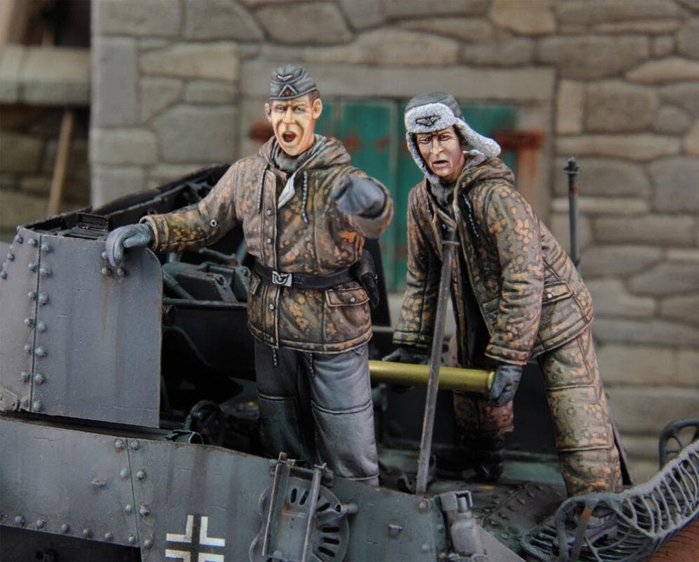 German Tankers In Winter Dress Loading Ammo (2 Figuren)